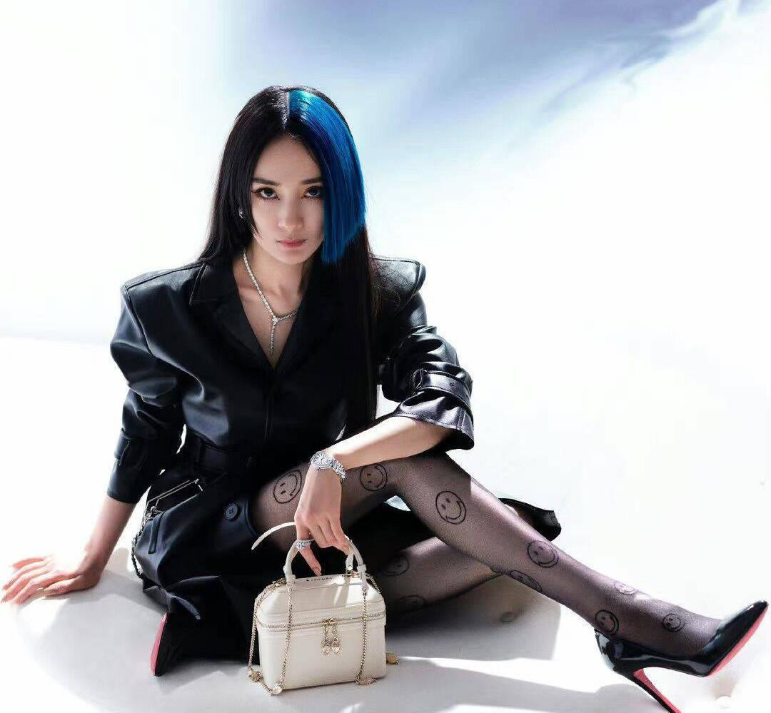 Cô sở hữu đôi chân thon gọn, thẳng tắp, không có sự khác biệt lớn về kích cỡ giữa đùi và bắp chân, dù gầy nhưng không lộ đầu củ lạc.