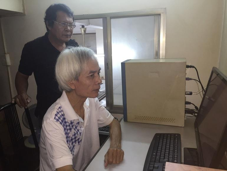 Ông Nguyễn Anh Kiệt (ngồi) và cộng sự thử nghiệm phiên bản mới của phần mềm Midi Utility (Ảnh: Lê Phương).