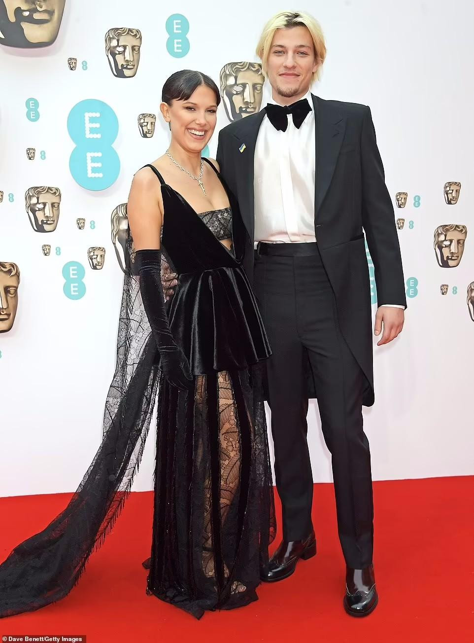 Millie Bobby Brown trông già dặn hơn tuổi 18. Sánh đôi cùng cô là bạn trai Jake Bongiovi.