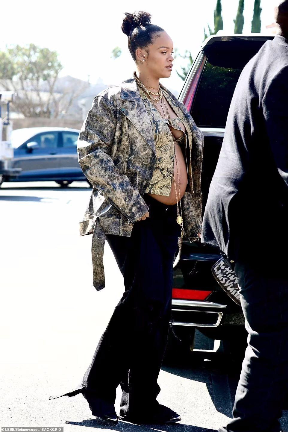 Bắt đầu kể từ khi công khai mang thai con đầu lòng, Rihanna kiên trì theo đuổi phong cách khoe "da thịt" bất chấp gây tranh cãi trên mạng xã hội.