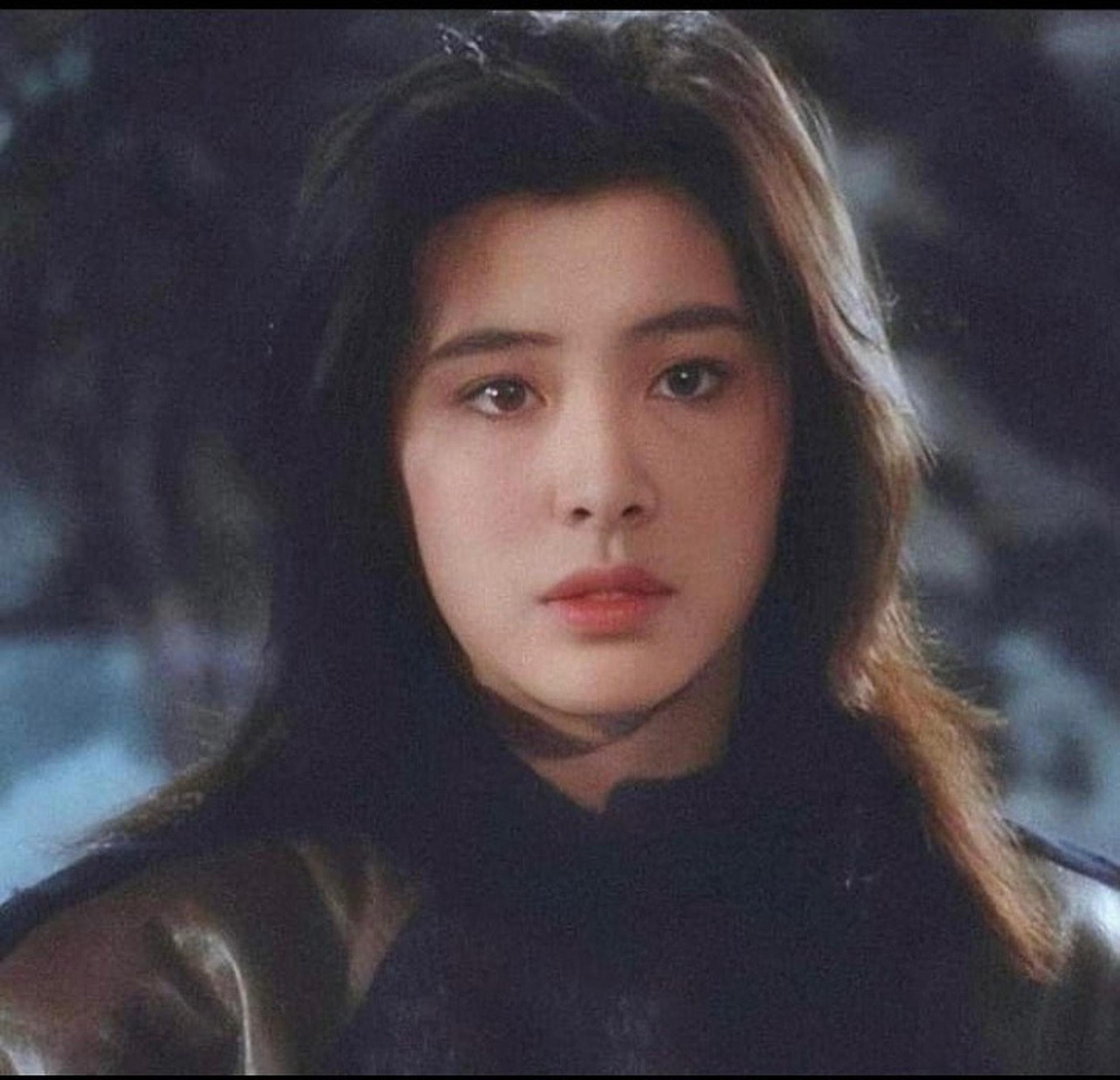 7. Vương Tổ Hiền (SN 1971) là một trong "Tứ đại hoa đán" của điện ảnh Hong Kong thập niên 1980 bên cạnh Trương Mạn Ngọc, Quan Chi Lâm, Chung Sở Hồng. Cô còn được mệnh danh là "Đệ nhất mỹ nhân châu Á". Vương Tổ Hiền nổi danh khắp châu Á với vai Nhiếp Tiểu Thiện trong bộ phim "Thiến nữ u hồn" đóng cùng tài tử Trương Quốc Vinh năm 1987. Từ đó, cô liên tục nhận những vai diễn có hình tượng quyến rũ, ma mị như “Âm Dương Pháp Vương”, “Tiếu Ngạo Giang Hồ”, “Thanh Xà”, “Đông Tà Tây Độc”, “Thiên Địa Huyền Môn”, “Hồn Ma A Anh”, “Tiên trong Tranh”…