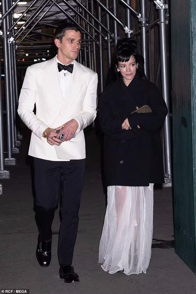 Sau màn khoe vòng một phản cảm, giọng ca "Smile" khoác thêm chiếc áo blazer đen rộng đối phó với thời tiết se lạnh ở New York vào ban đêm. Sánh đôi cùng cô là ngôi sao truyền hình Antoni Porowski.