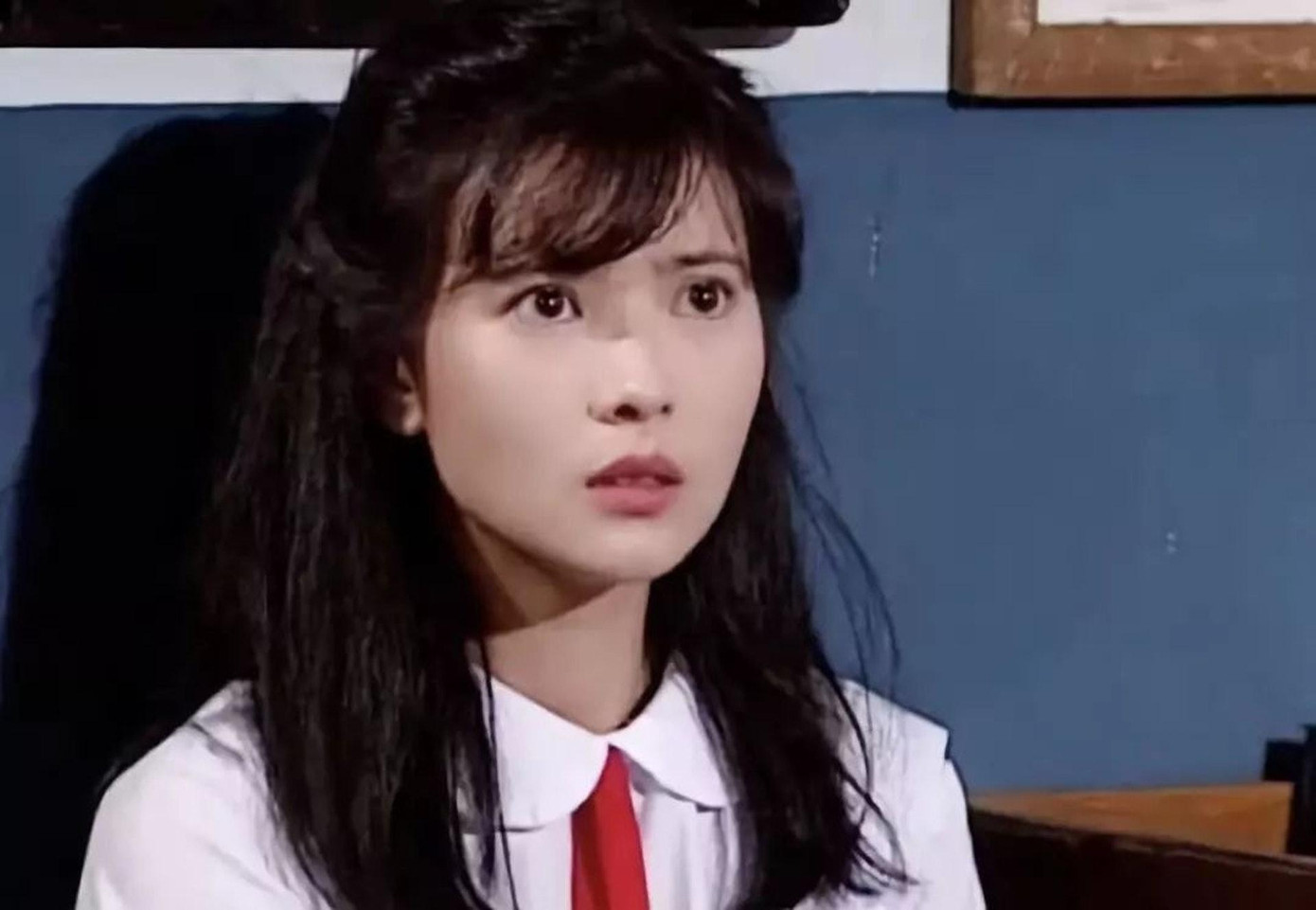 5. Lam Khiết Anh (1963 – 2018) sở hữu nhan sắc thanh tú, mềm mại và dịu dàng. Thời kỳ đỉnh cao sự nghiệp, cô được ca tụng là "Mỹ nhân đẹp nhất xứ Cảng Thơm". Cô được biết đến nhiều nhất với vai diễn tiêu biểu La Tuệ Linh trong bộ phim truyền hình 40 tập “Đại Thời Đại”. Trong sự nghiệp, cô đóng tổng cộng 47 phim điện ảnh và truyền hình, có thể kể đến như "Lục Chỉ Cầm Ma", "Chân Mệnh Thiên Tử", "Nghĩa Bất Dung Tình", “Đại thoại tây du”…