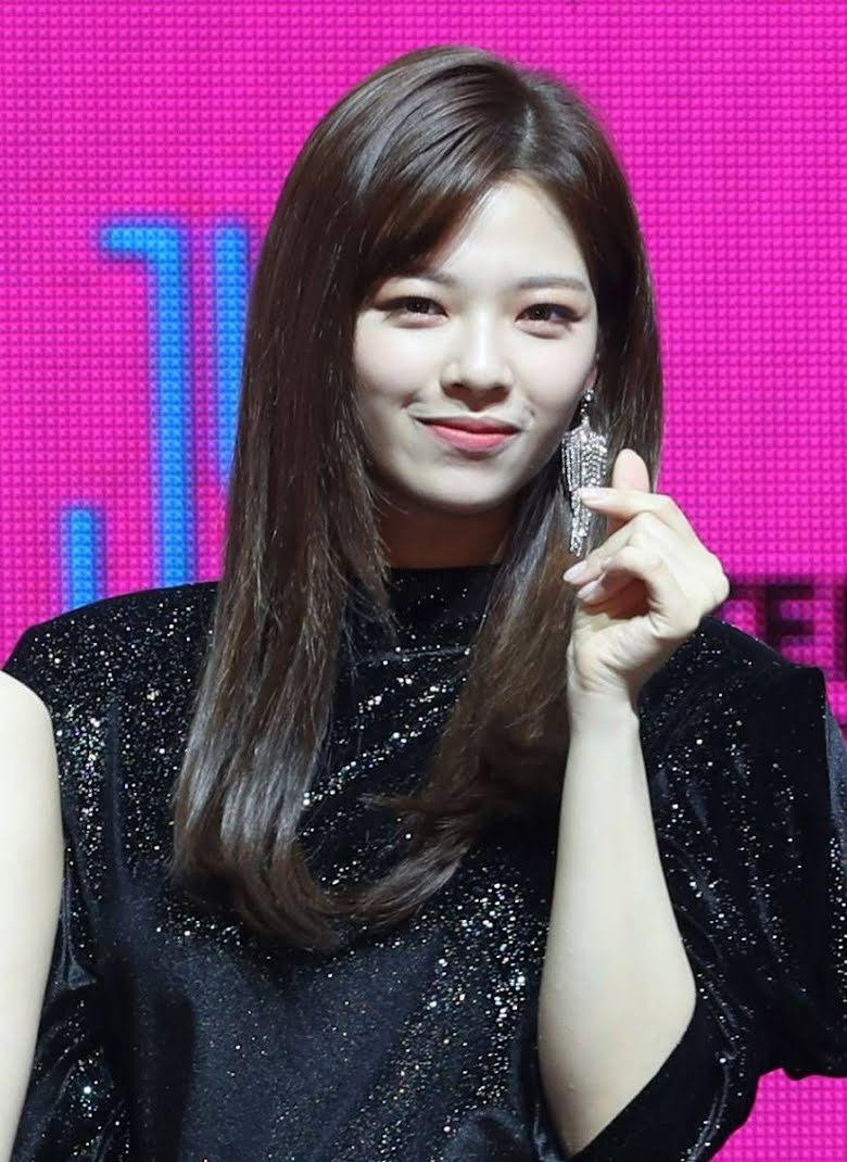 1. Jeongyeon (TWICE) giành vị trí đầu bảng với số phiếu bầu áp đảo, chiếm 32% .
