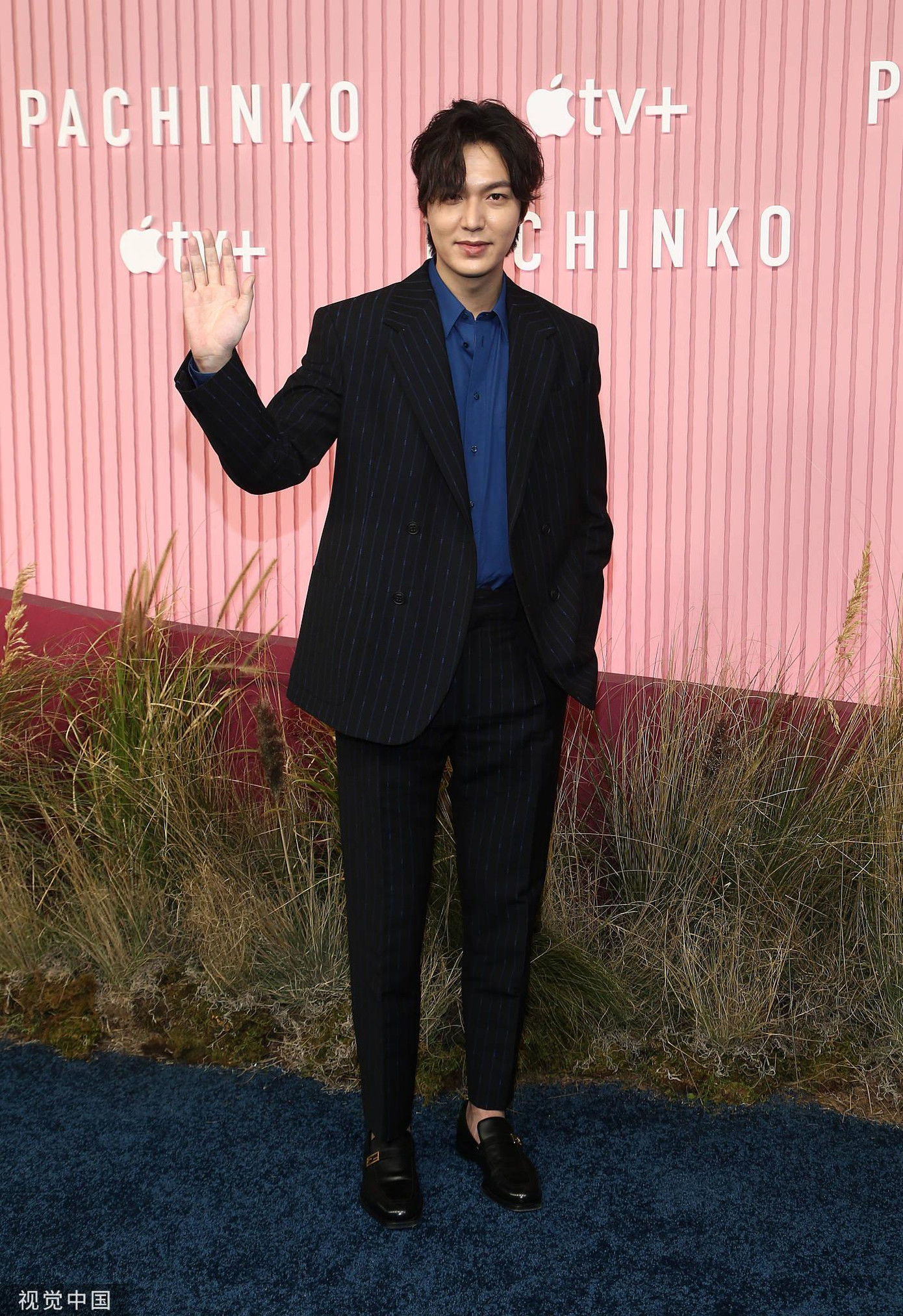 Lee Min Ho diện vest kẻ sọc đen lịch lãm.