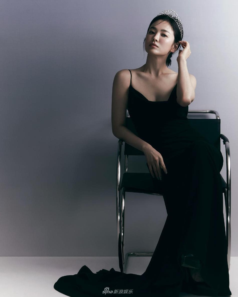 Mới đây, Song Hye Kyo chia sẻ lên Instagram những hình ảnh chụp quảng cáo cho một thương hiệu trang sức cao cấp của Pháp mà cô là đại sứ thương hiệu lâu năm. Trong ảnh, nữ diễn viên Hàn Quốc mặc váy hai dây đen ôm sát tôn vóc dáng mảnh mai, đầu đội vương miện, trang điểm tông nude toát lên thần thái sang chảnh, thanh lịch mà cũng rất gợi cảm.