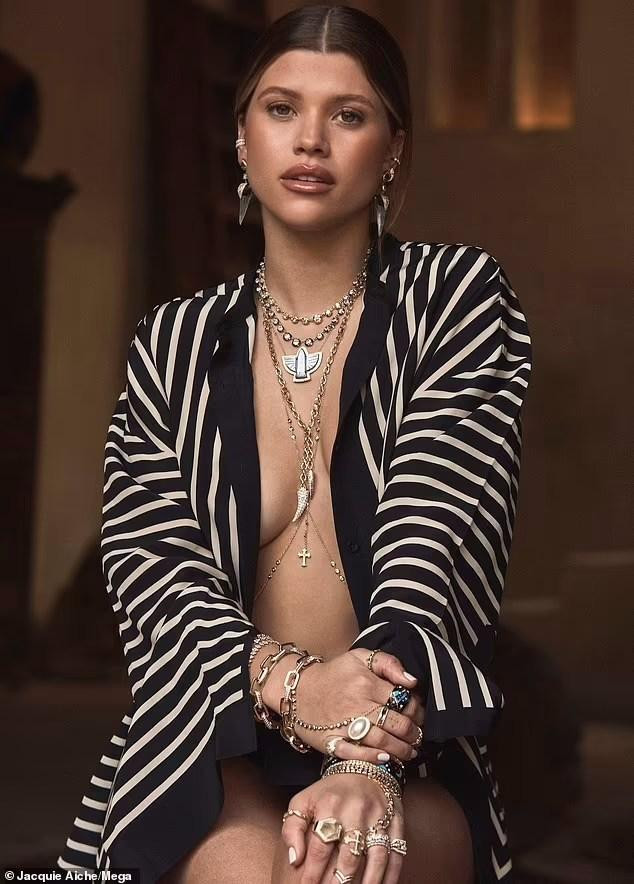 Trong bộ ảnh, Sofia diện loạt trang phục sexy phối với rất nhiều trang sức toát lên vẻ đẹp quyến rũ, hoang dại, bí ẩn và có chút cổ điển.