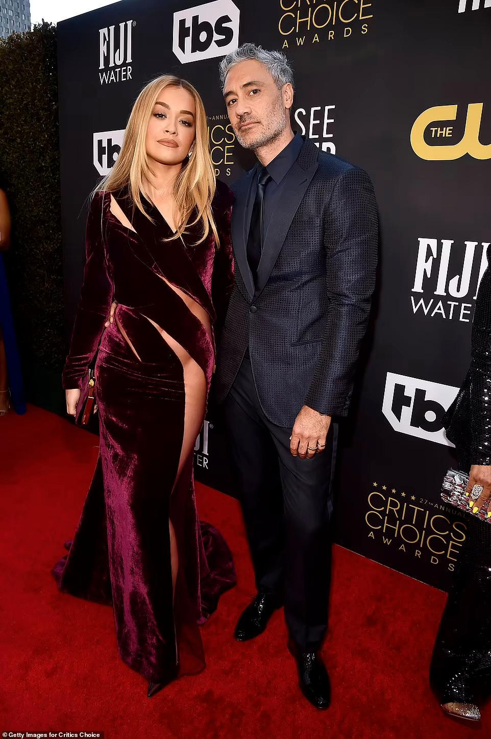 Rita Ora khơi gợi nhiều trí tưởng tượng trong bộ cánh xuyên thấu. Tháp tùng cô là bạn trai Taika Waititi. Rita Ora khơi gợi nhiều trí tưởng tượng trong bộ cánh xuyên thấu. Tháp tùng cô là bạn trai Taika Waititi.