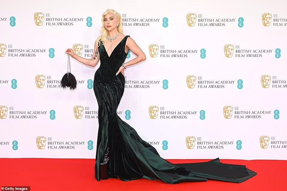 Lady Gaga trông kiêu sa, lộng lẫy với chiếc váy ôm sát người, tôn lên đường cong quyến rũ.