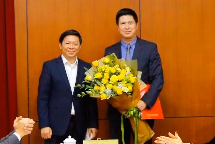 Ban Tuyên giáo Trung ương trao quyết định bổ nhiệm ông Nguyễn Quế Lâm giữ chức Vụ trưởng Vụ Thông tin Đối ngoại và Hợp tác Quốc tế. Ảnh: VTC