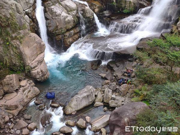 Hai nạn nhân bị đuối nước sau khi ngã xuống thác nước.