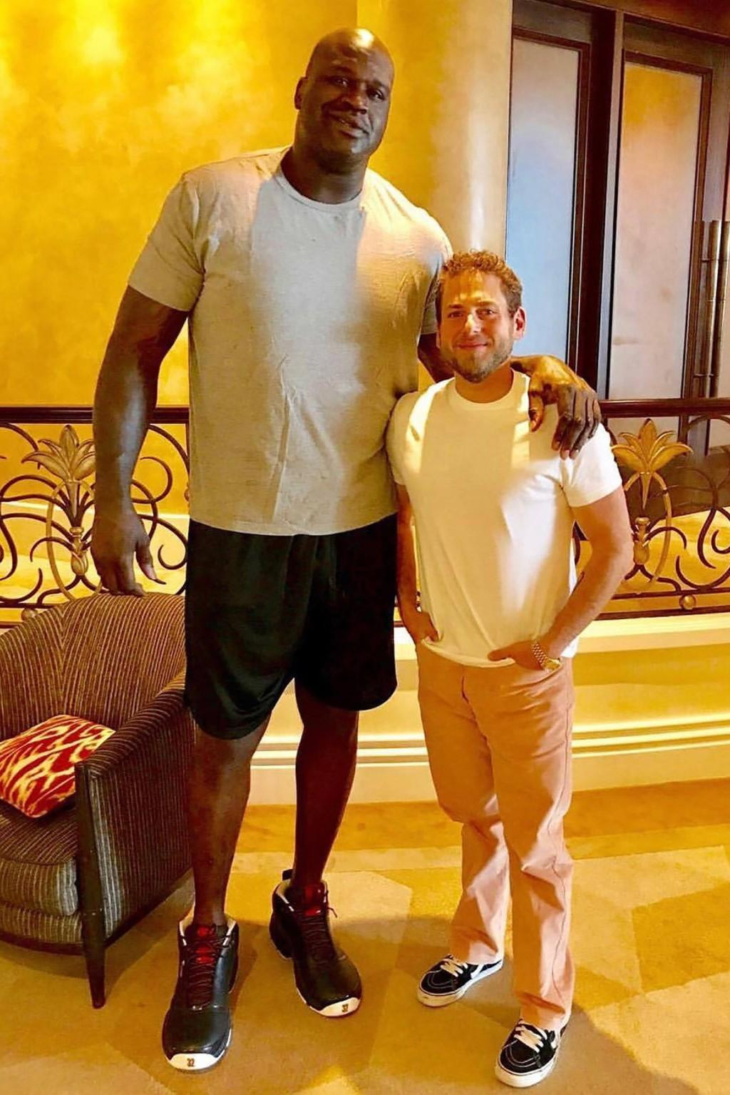 Với chiều cao 2m16, cựu cầu thủ bóng rổ Shaquille O'Neal biến nam diễn viên Jonah Hill thành người tí hon.