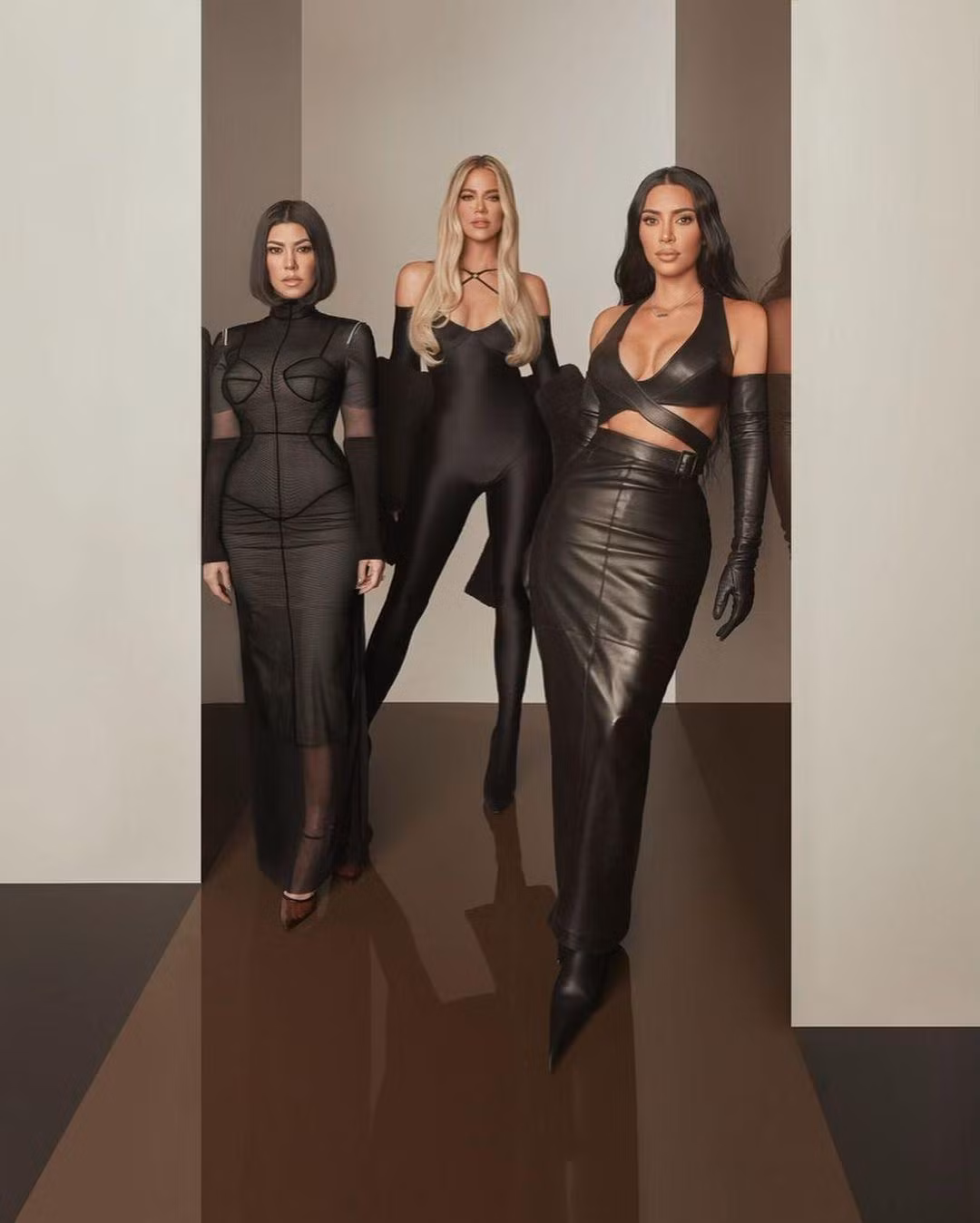 “Gia đình Kardashian không chỉ là tập hợp những con người, thậm chí họ không chỉ đơn giản là những người nổi tiếng. Họ đã thay đổi danh tiếng. Họ trở thành biểu tượng của những nữ doanh nhân quyền lực, đồng thời cũng là tâm điểm của thị phi”, “cây bút” Elizabeth Wagmeister nhận xét.