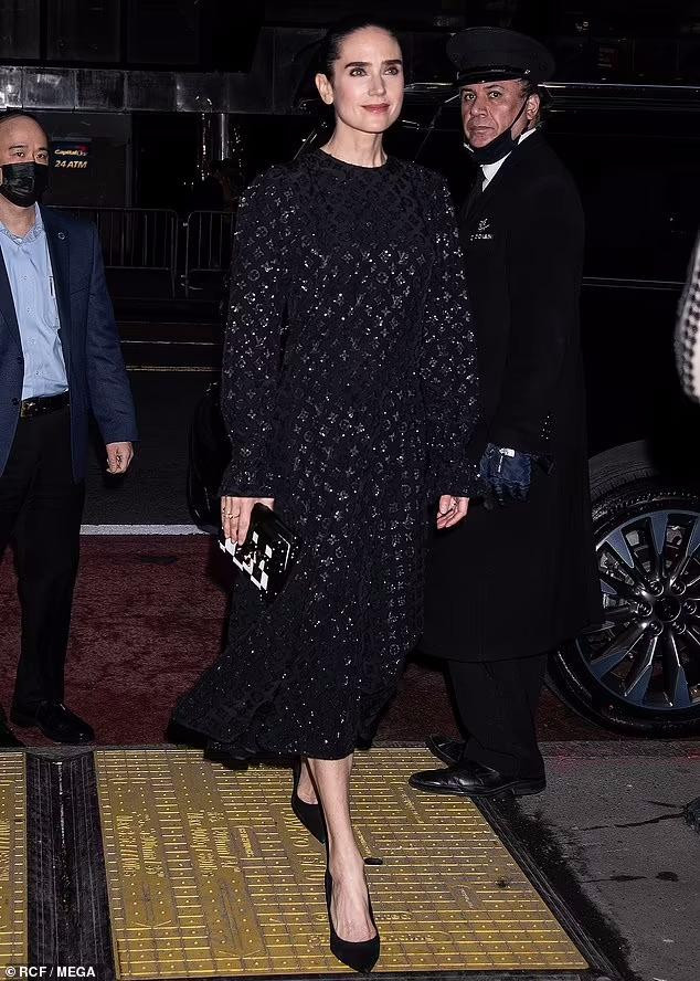 Nữ diễn viên sinh năm 1970 Jennifer Connelly chọn đầm ren đen kín đáo, lịch sự.