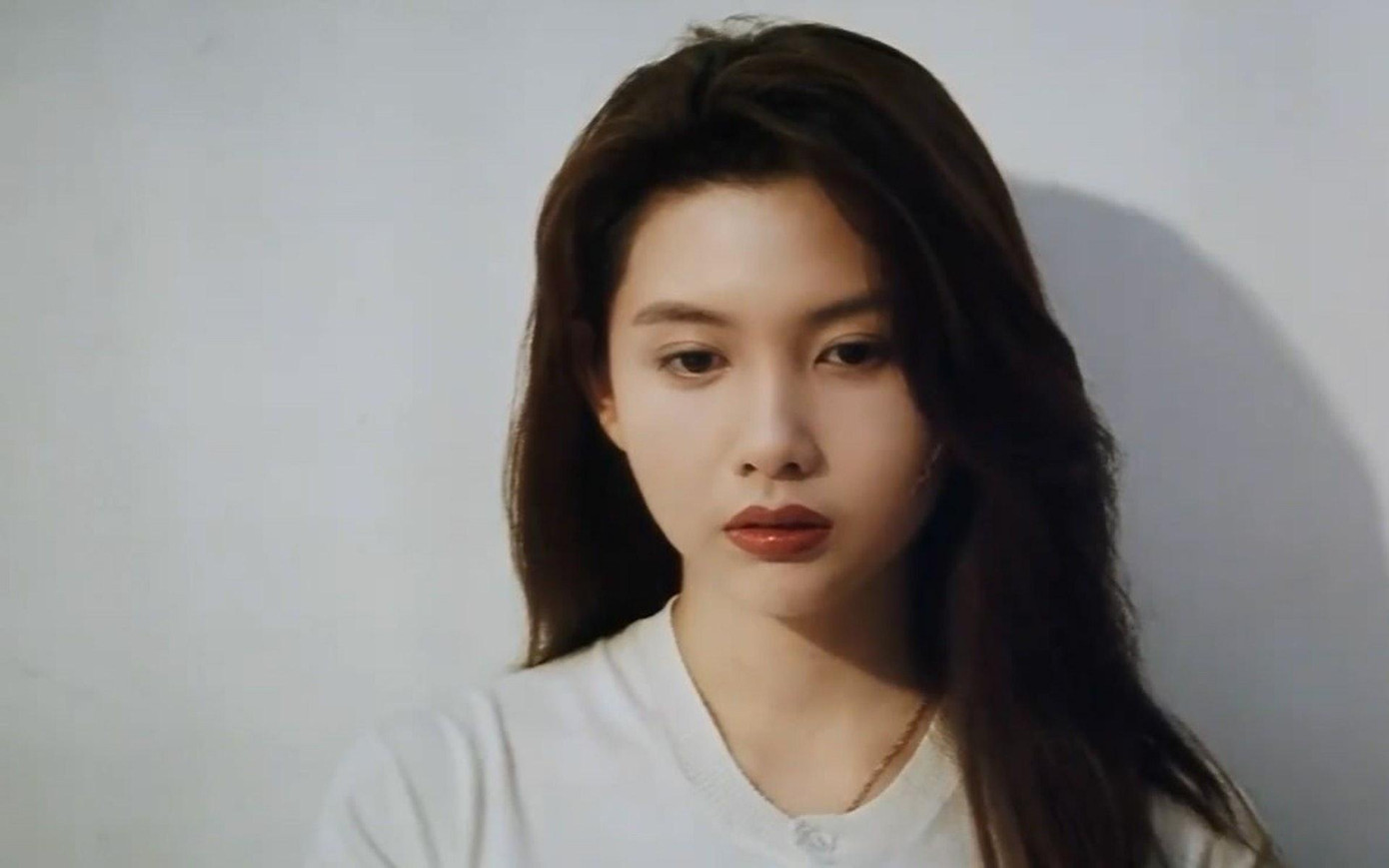 8. Khâu Thục Trinh (SN 1968) được mệnh danh là “Nữ hoàng phim 18+” của làng phim Hong Kong. Cô nổi tiếng với loạt tác phẩm đình đám một thời như “Thần bài 2", "Thợ săn thành phố ", "Sát thủ lõa thể"…