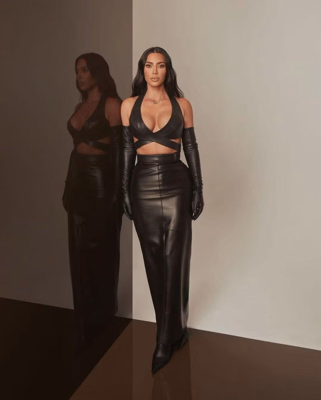 Là biểu tượng gợi cảm hàng đầu Hollywood hiện nay, Kim Kardashian diện "cây da" đen, với áo crop-top, chân váy dài, boot mũi nhọn và găng tay. Set đồ ôm sát người giúp bà mẹ 4 con tôn lên vóc dáng "đồng hồ cát" hoàn hảo, hút mắt nhất là vòng một "bốc lửa".