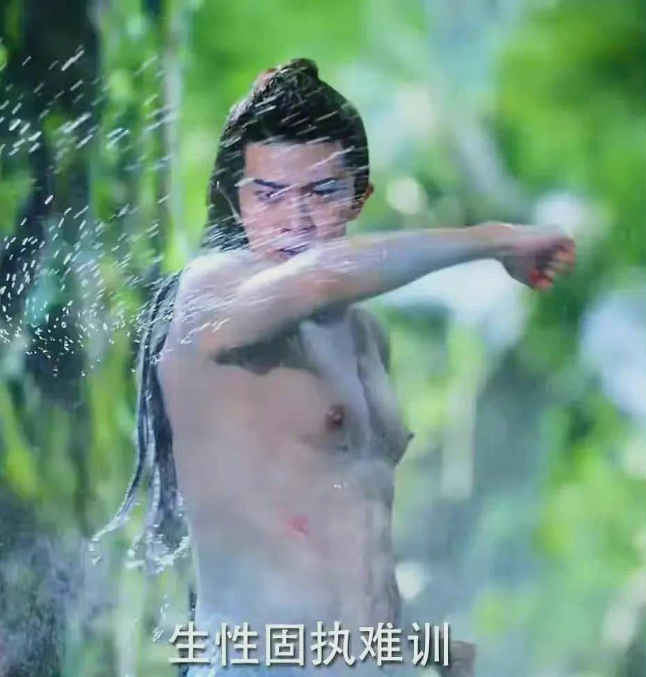 Nhậm Gia Luân bị "ném đá" vì mặc áo tạo cơ bắp.