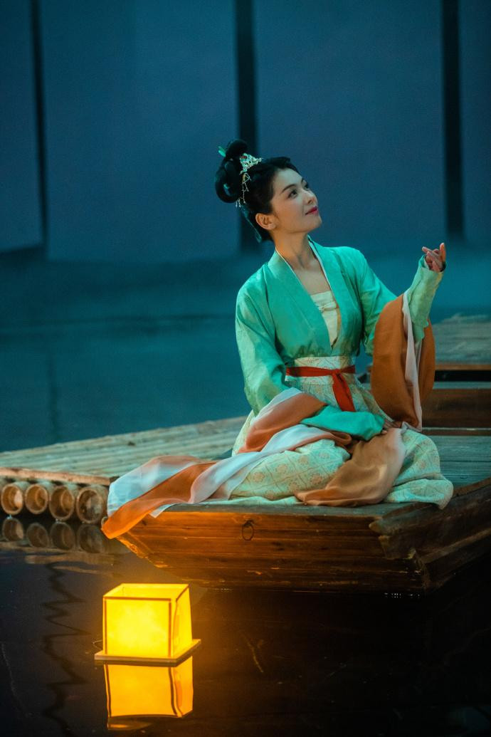 Xuất hiện trong ảnh với hai bộ cổ trang kiểu dáng giản dị, màu sắc trang nhã, Lưu Đào toát lên vẻ dịu dàng, mộc mạc vừa tao nhã, thoát tục.