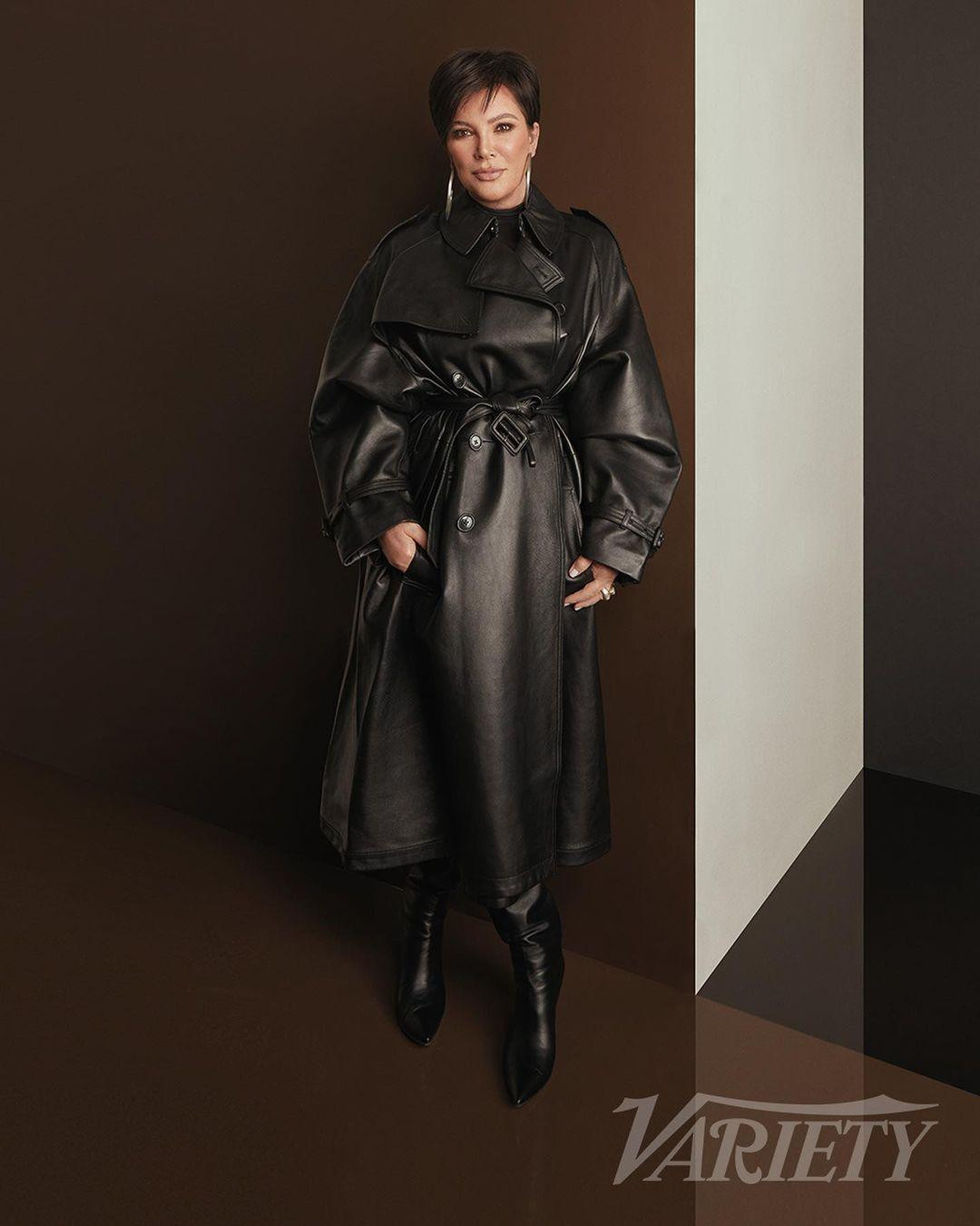 Cũng mặc đồ da giống Kim, bà Kris Jenner chọn phong cách "kín cổng cao tường" phù hợp với độ tuổi. Ở tuổi 67, bà trẻ trung và thời thượng.