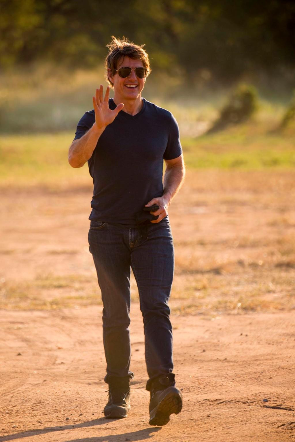 Tom Cruise chào người hâm mộ sau khi điều khiển trực thăng hạ cánh xuống Nam Phi.