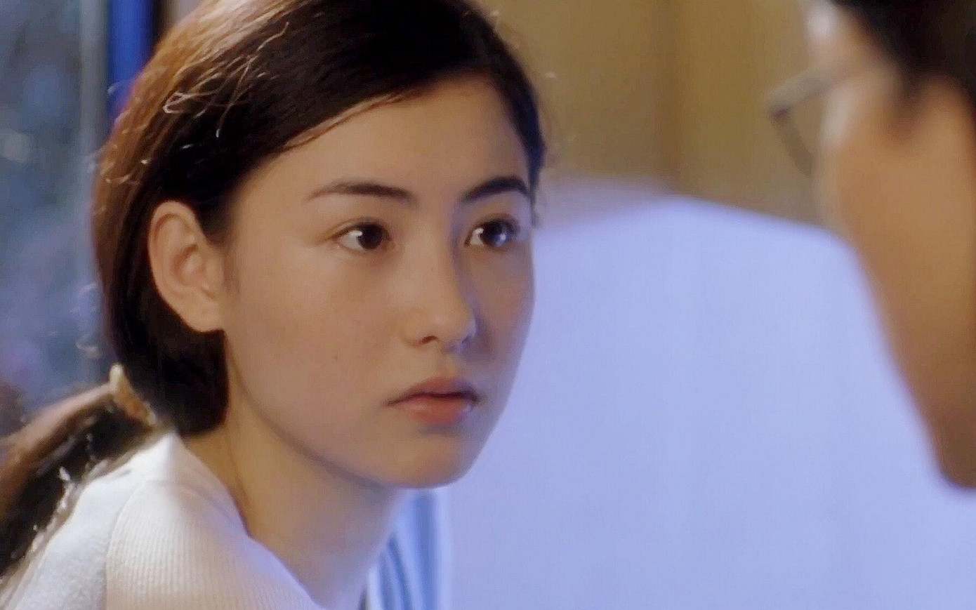 3. Trương Bá Chi (SN 1980) là mỹ nhân được Châu Tinh Trì phát hiện và mời vào vai Liễu Phiêu Phiêu trong bộ phim đầu tay Vua hài kịch. Cô ghi dấu ấn với nhan sắc dịu dàng, thanh tú và trong trẻo. Không chỉ xinh đẹp, vợ cũ Tạ Đình Phong còn được công nhận diễn xuất thực lực qua các phim "Tình nguyện", "Đại hòa thượng", "Vong bất liễu"...