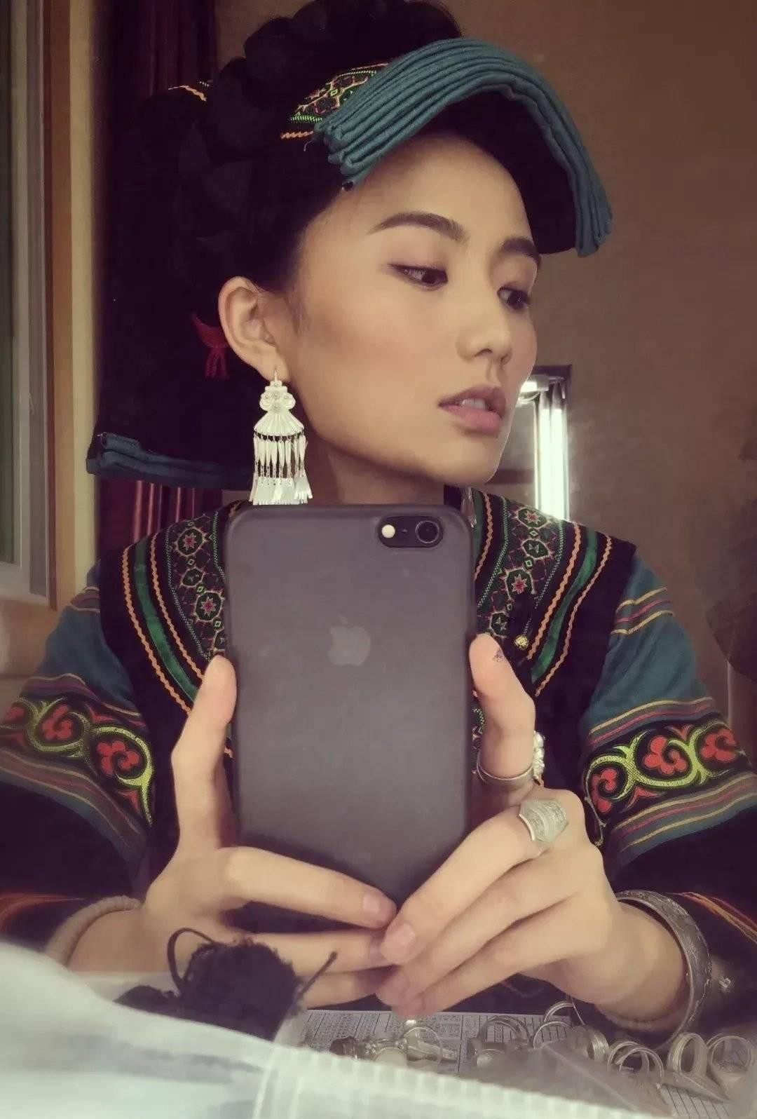 Lý Á Bằng và Kim Hỷ công khai yêu nhau năm 2019. Hồi tháng 1, cặp đôi "chú - cháu" bị bắt gặp xuất hiện ở studio ảnh cưới.