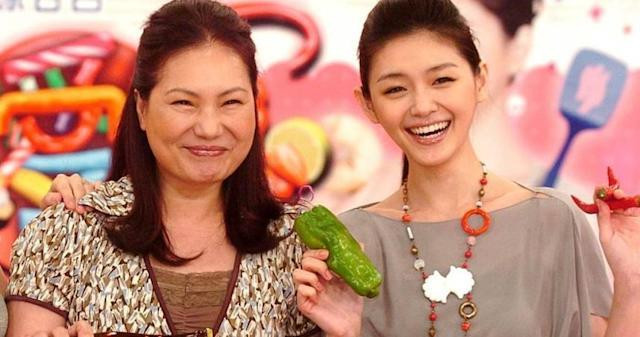 Mẹ con Từ Hy Viên đang "chiến tranh lạnh" vì quyết định tái hôn chóng vánh của nữ diễn viên 46 tuổi. Mẹ con Từ Hy Viên đang "chiến tranh lạnh" vì quyết định tái hôn chóng vánh của nữ diễn viên 46 tuổi.