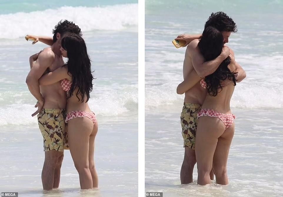 Mới đây, Casey Affleck và Caylee Cowan được nhìn thấy đi tắm biển ở thành phố Tulum, Mexico. Hai người bị paparazzi chụp lại nhiều khoảnh khắc "tình bể bình" nơi công cộng.