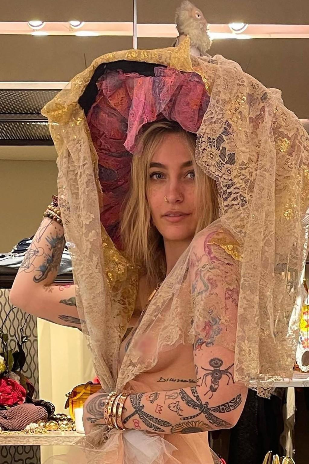 Paris Jackson, con gái Michael Jackson, gần như khỏa thân trong thiết kế của nhà mốt người Anh Vivienne Westwood. Cô để lộ vòng một và cơ thể kín hình xăm sau lớp vải xuyên thấu táo bạo.