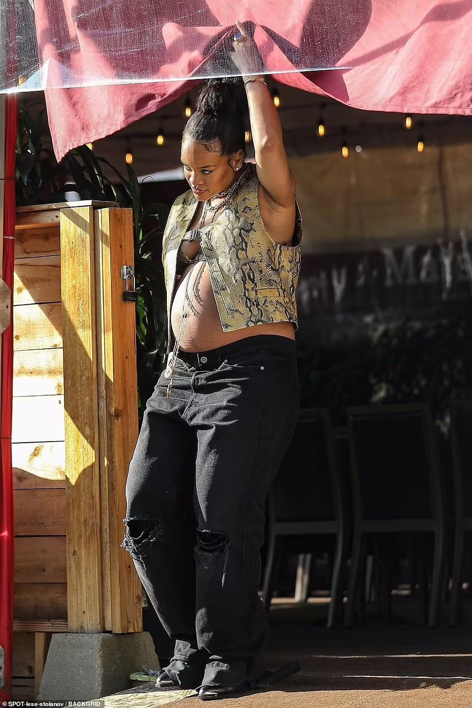 Trong khi người hâm mộ ca ngợi bà bầu tỷ phú phong cách, cá tính, tự tin thể hiện chính mình, không ít dân mạng chỉ trích cô kệch cỡm, cuồng khoe thân và không suy nghĩ đến sức khoẻ thai nhi.