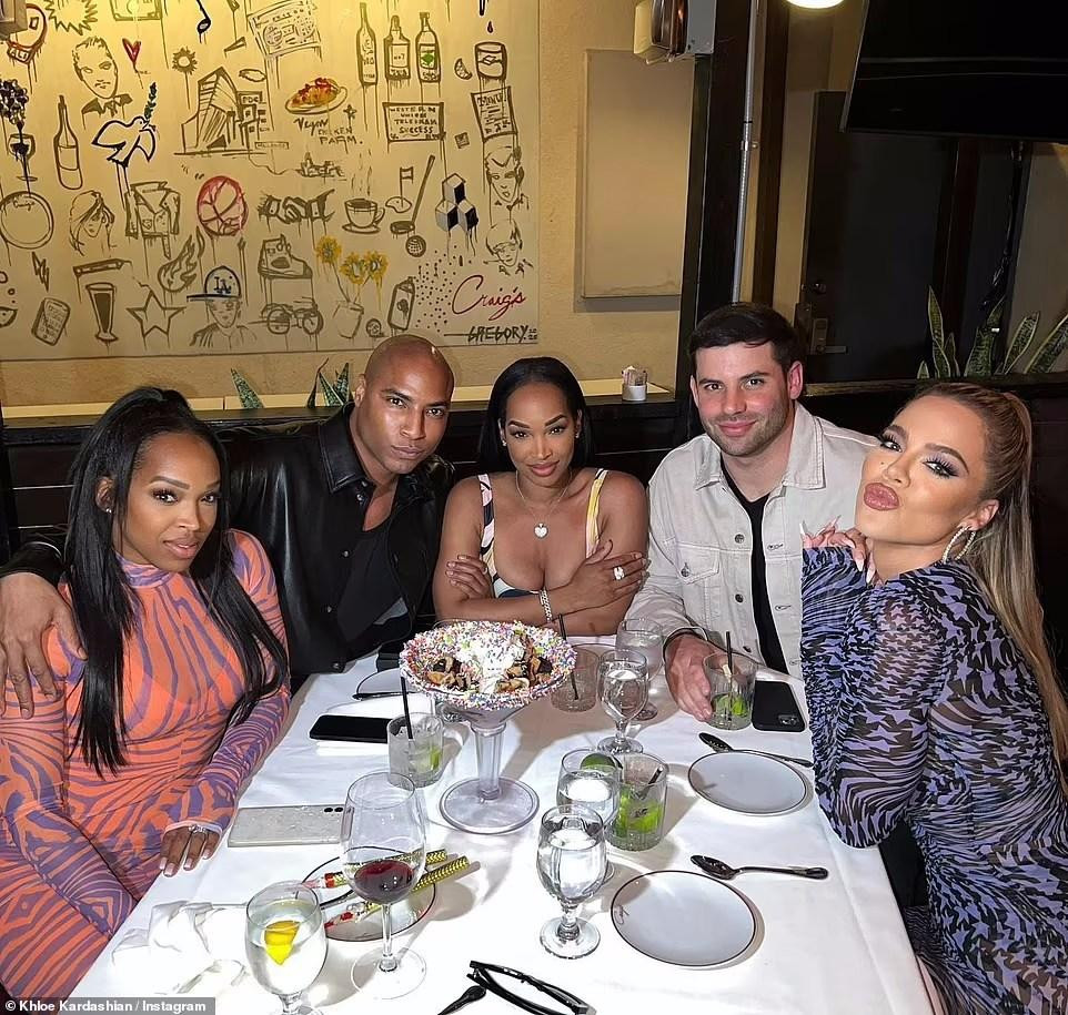 Trên Instagram, Khloe khoe ảnh chụp bữa tối bên bạn bè nhân dịp sinh nhật lần thứ 39 của Malika và chị gái song sinh Khadijah.