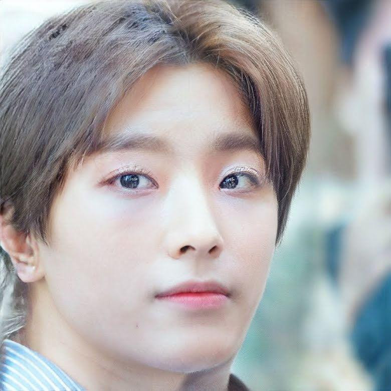 Người đẹp sinh năm 1997 được đánh giá sở hữu các đường nét sắc bén như nam giới.