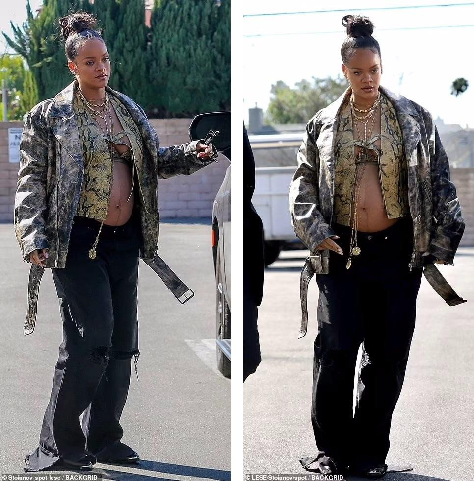 Hôm thứ Tư (9/3), Rihanna được nhìn thấy đi ăn trưa tại nhà hàng nổi tiếng Matsuhisa ở Beverly Hills, Los Angeles (Mỹ). Như thường lệ, nữ ca sĩ 8x gây chú ý với phong cách thời trang bà bầu táo bạo.