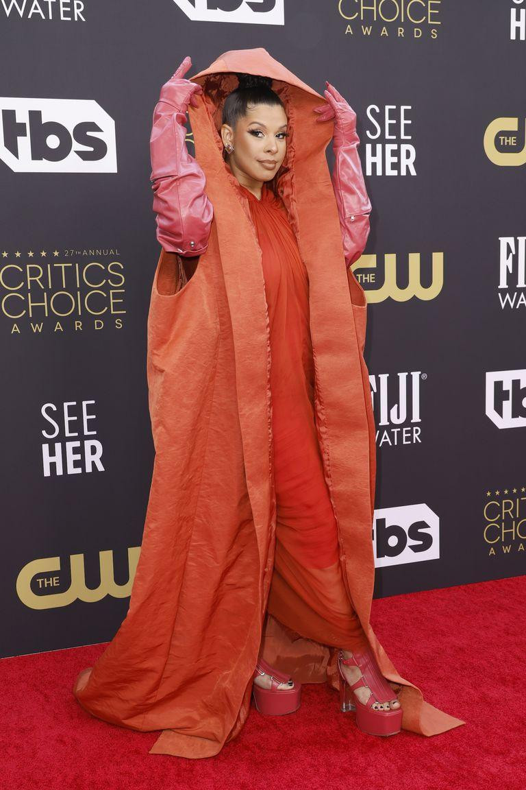 Trong khi nhiều người đẹp tích cực khoe "da thịt", nữ diễn viên Mỹ Hailie Sahar chọn phong cách "kín cổng cao tường" lạ mắt. Trong khi nhiều người đẹp tích cực khoe "da thịt", nữ diễn viên Mỹ Hailie Sahar chọn phong cách "kín cổng cao tường" lạ mắt.