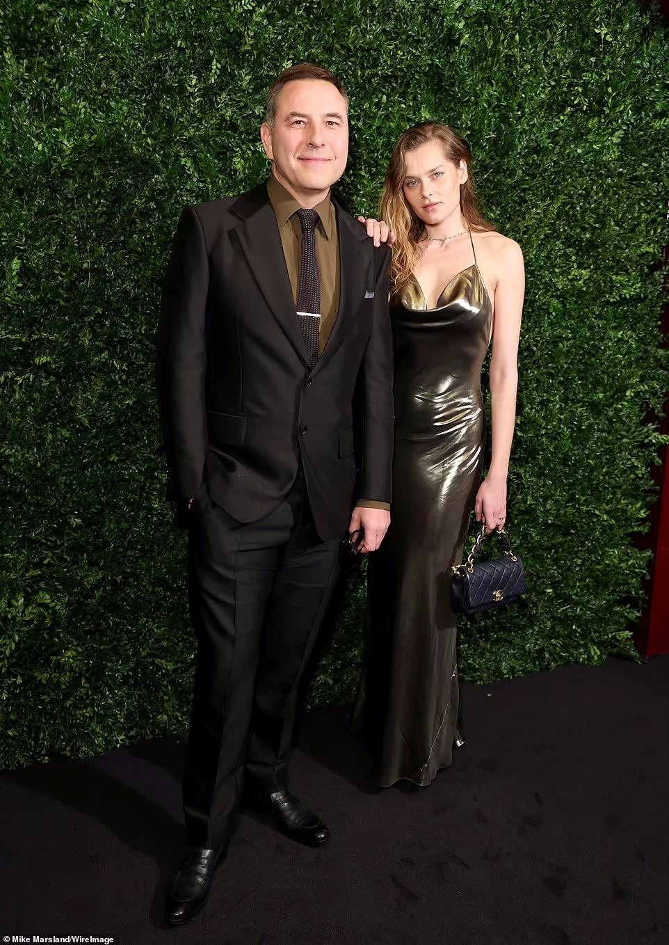 Nam diễn viên hài David Walliams hộ tống người đẹp Solveig Mørk Hansen.