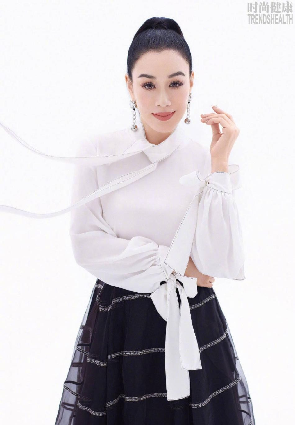 Gần đây, cô được người hâm mộ bình chọn vào danh sách "15 nữ thần Hong Kong thập niên 1980 - 1990". Thời kỳ đó, cô được ca tụng là "bom gợi cảm", "Người phụ nữ gợi cảm nhất châu Á".