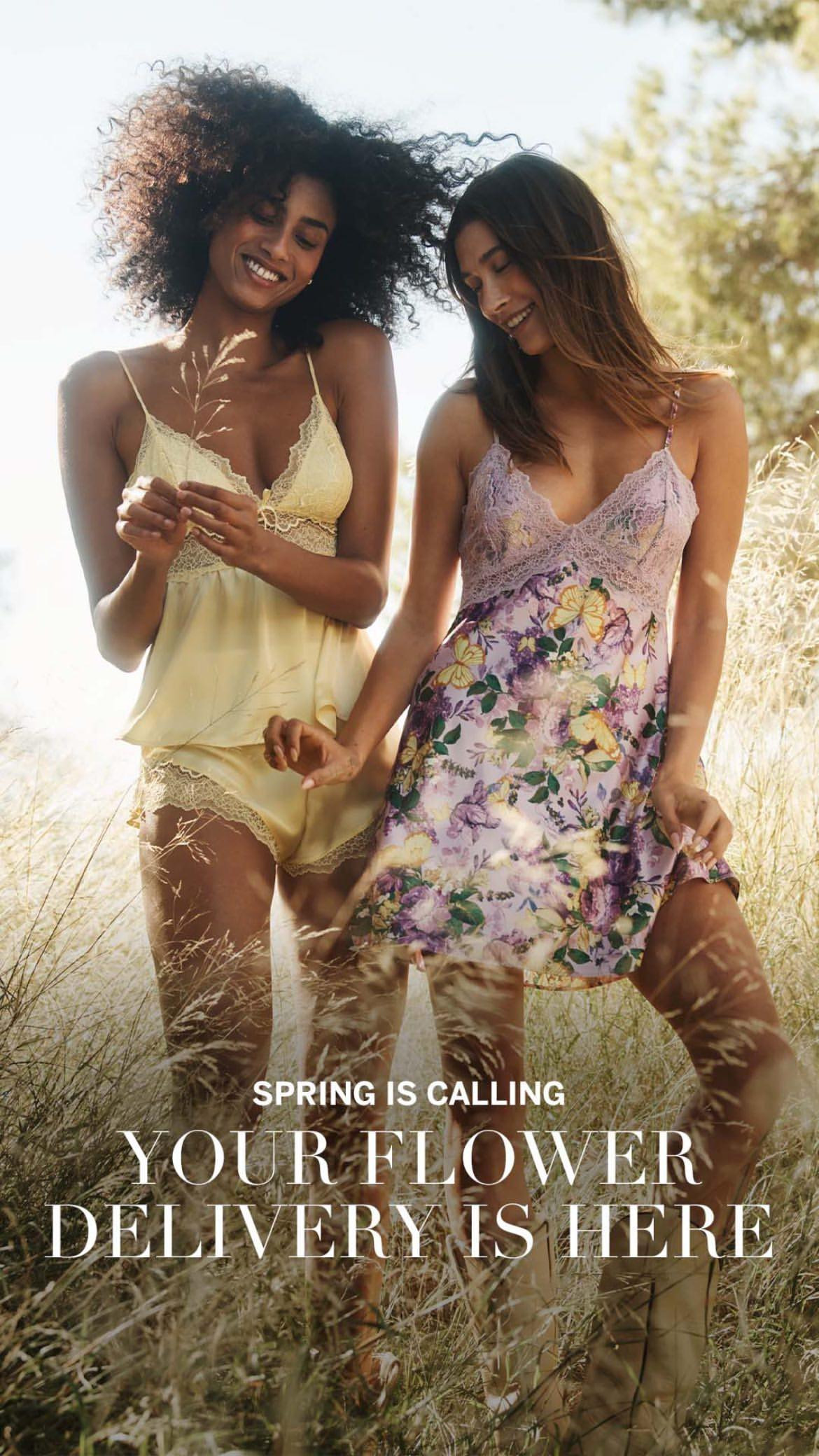 Hailey và Imaan cũng "thả dáng" gợi cảm trên cánh đồng cỏ trong hai bộ đồ ngủ ren và satin.