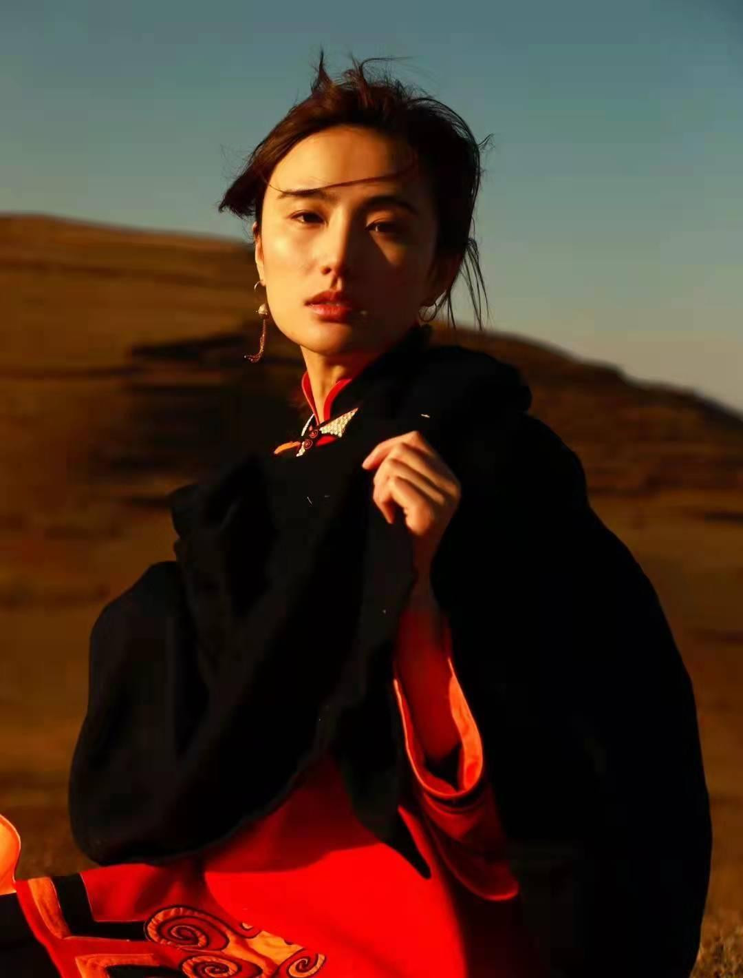 Kim Hỷ sinh năm 1990 tại châu tự trị dân tộc Di Lương Sơn, tỉnh Tứ Xuyên. Sau cuộc thi sắc đẹp năm 2011, cô theo đuổi nghề người mẫu. Cô cũng từng thử sức ở mảng diễn xuất nhưng chỉ được giao các vai nhỏ, không để lại nhiều dấu ấn.