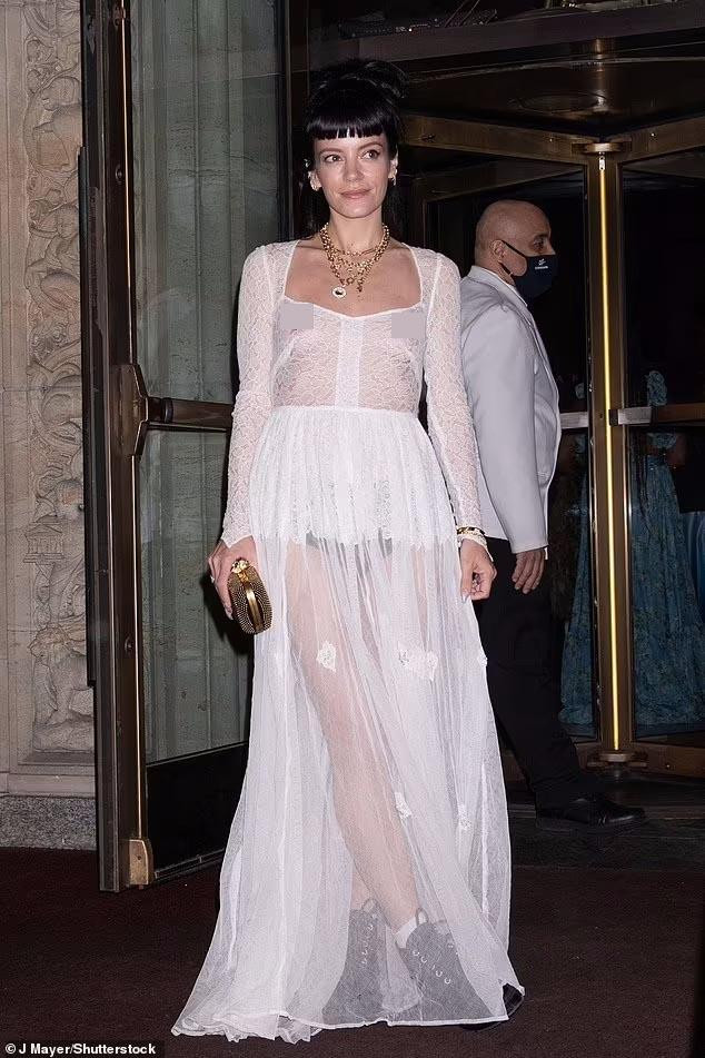 Tuy nhiên, trên mạng xã hội, cô bị "ném đá" không thương tiếc: "Tại sao cô lại để lộ vòng một của mình và khiến đôi mắt của chúng tôi bị tra tấn", "Tôi thấy xấu hổ thay cô ấy vì bộ đồ lộn xộn này", "Tôi ghét mốt không nội y", "Làm ơn hãy mặc áo ngực đi"...