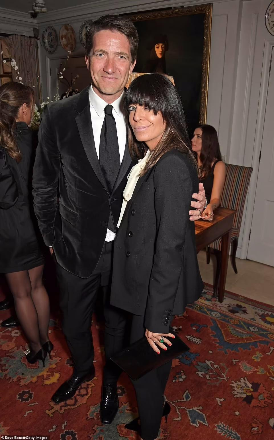 Nữ MC 50 tuổi Claudia Winkleman trông nghiêm túc với bộ vest đen. Cô dự tiệc tối cùng ông xã, nhà sản xuất phim Kris Thykier.