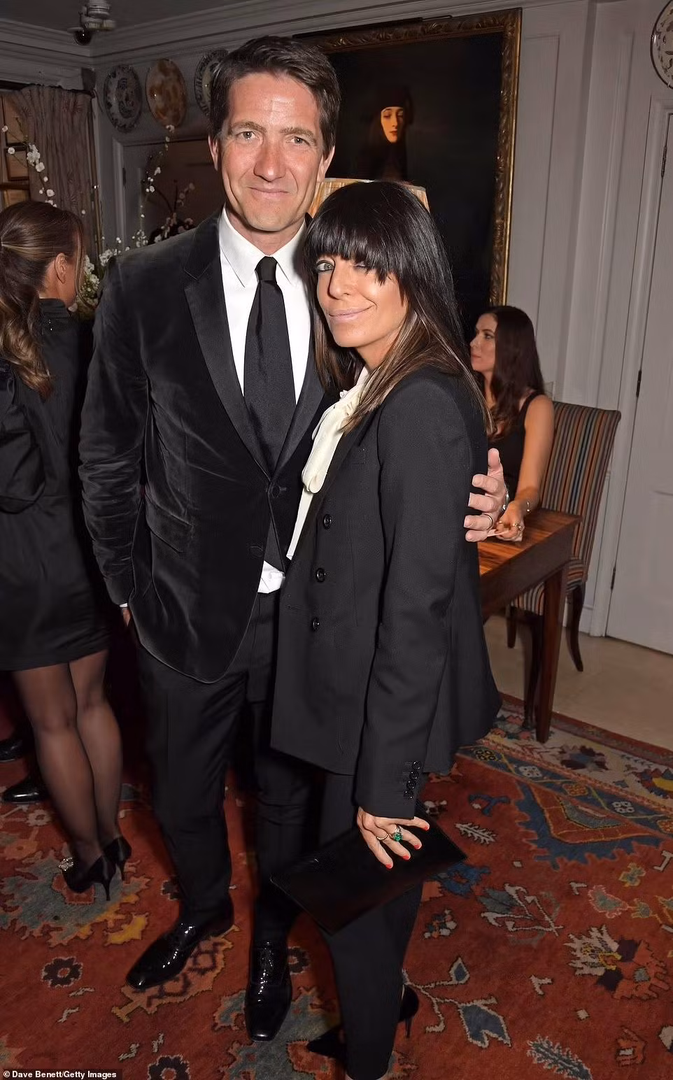 Nữ MC 50 tuổi Claudia Winkleman trông nghiêm túc với bộ vest đen. Cô dự tiệc tối cùng ông xã, nhà sản xuất phim Kris Thykier.