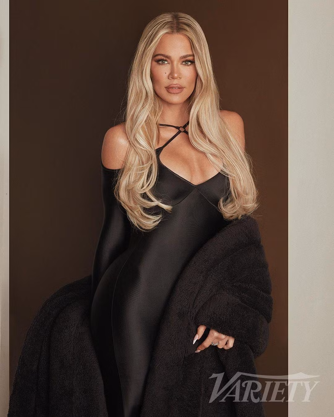 Khloe Kardashian nổi bật với mái tóc vàng và bộ jumpsuit sexy. Những năm qua, cô là thành viên Kardashian thay đổi nhiều nhất về ngoại hình, thân hình săn chắc, nóng bỏng hơn, đường nét trên gương mặt cũng tinh tế hơn. Điều này làm dấy lên nghi vấn mỹ nhân sinh năm 1984 can thiệp "dao kéo".