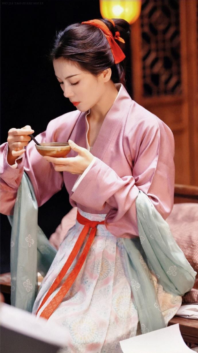 Lý do Lưu Đào hoạt động giải trí tích cực vì cô là trụ cột gia đình. Giai đoạn khủng hoảng kinh tế 2008-2009, chồng cô Vương Kha tuyên bố phá sản với khoản nợ lên đến hơn 1.300 tỷ đồng. Từ đó, Lưu Đào từ bà nội trợ đứng ra gánh nợ cho chồng, có thời điểm cô nhận liên tục 15 phim để trang trải kinh tế gia đình. Năm 2019, người đẹp giúp chồng trả hết nợ. Cảm động trước sự hy sinh của Lưu Đào, Vương Kha từng tuyên bố: "Tôi phải dành cả đời mình để trả ơn nghĩa của vợ".