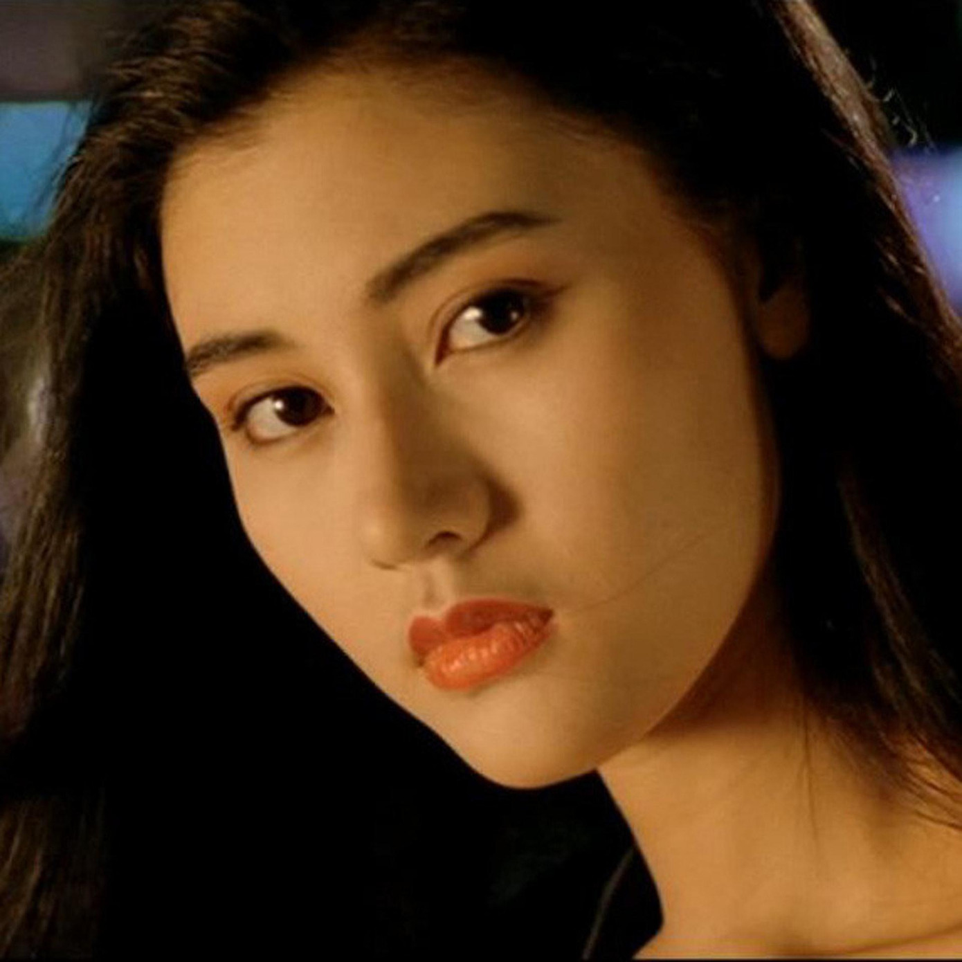 4. Lý Gia Hân (SN 1970) mang trong mình hai dòng máu Bồ Đào Nha và Trung Quốc. Cô đăng quang Hoa hậu Hong Kong và Hoa hậu Quốc tế Trung Quốc năm 1988, được ca ngợi là "Hoa hậu đẹp nhất Hong Kong".