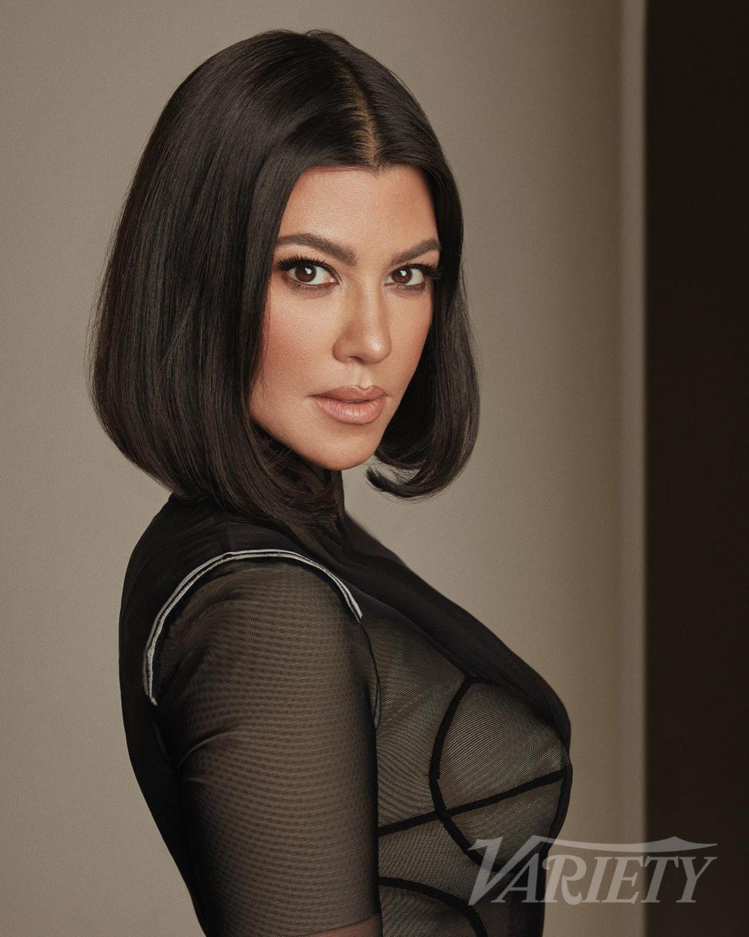 Kourtney Kardashian cũng kín đáo bất ngờ, nhưng vẫn tôn được đường cong gợi cảm. Mái tóc ngắn giúp người đẹp sinh năm 1979 trẻ hơn tuổi thật.