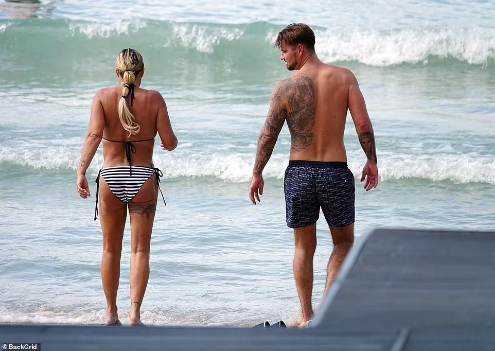 Dáng người của Katie thiếu tự nhiên, phần vai bị rụt như phải cố sức gánh vòng một mới "trùng tu".