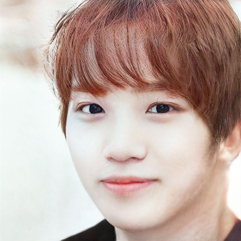 Với các đường nét mềm mại, idol sinh năm 200 có thể trông giống một chàng trai tốt bụng, thân thiện mà các cô gái muốn được hẹn hò cùng.