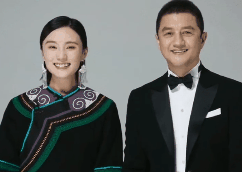 Ngày 14/3, Lý Á Bằng chia sẻ một video ngắn trên mạng xã hội ghi lại khoảnh khắc bên Hải Hà Kim Hỷ, xác nhận đã tái hôn với người tình kém 19 tuổi, đồng thời thổ lộ sẽ cùng cô chung bước trên chặng đường còn lại của cuộc đời.