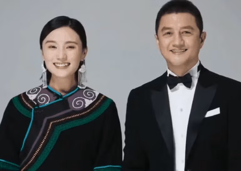 Ngày 14/3, Lý Á Bằng chia sẻ một video ngắn trên mạng xã hội ghi lại khoảnh khắc bên Hải Hà Kim Hỷ, xác nhận đã tái hôn với người tình kém 19 tuổi, đồng thời thổ lộ sẽ cùng cô chung bước trên chặng đường còn lại của cuộc đời.