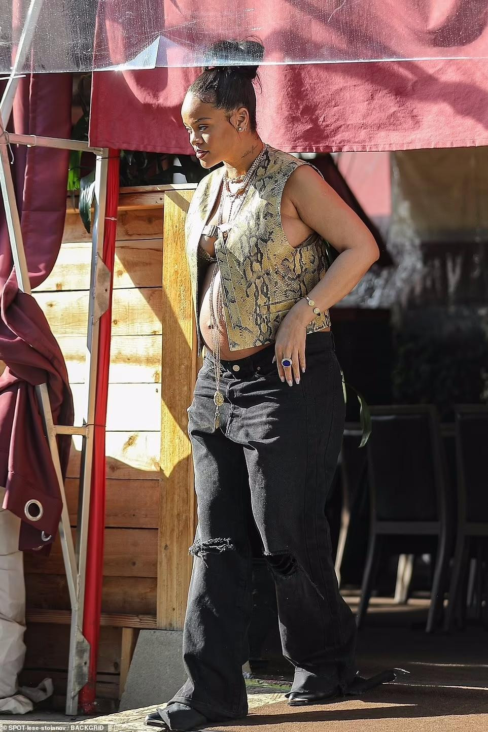 Dù bị "ném đá", Rihanna không mấy quan tâm. Cô từng chia sẻ, muốn cho mọi người thấy dù mang thai vẫn có thể quyến rũ. Ở những tháng cuối thai kỳ, Rihanna dường như tăng cân nhiều.